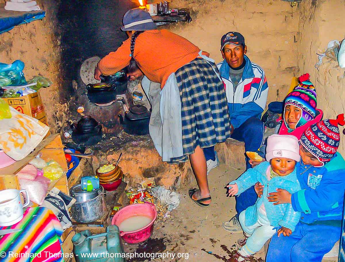 Quechua Indian host family by Reinhard Thomas ©