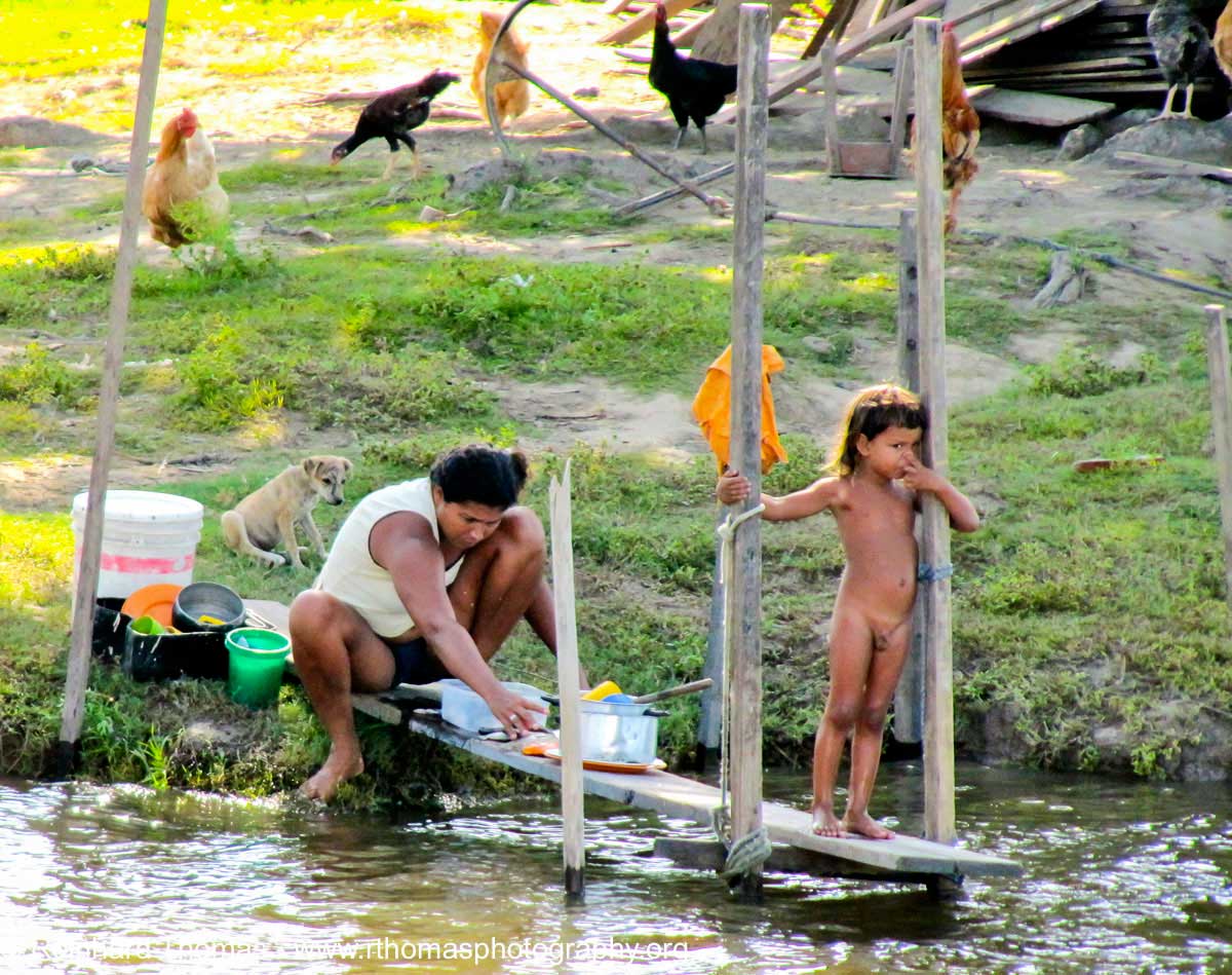River dwellers along the Amazon by Reinhard Thomas ©