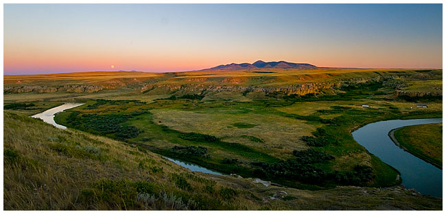 Panoramic view ofthe Milk river Writing-on-Stone Provincial Park by Robert Berdan ©